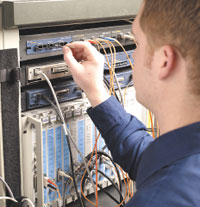 Рисунок 1. Главной причиной ухудшения характеристик оптического волокна является загрязнение соединителей. Использование специально подобранных тампонов, имеющих нужный для очистки внутренней части порта размер, позволяет решить множество проблем.