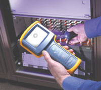 Рисунок 3. Осмотр торцевой поверхности с помощью оптического микроскопа или видеомикроскопа рекомендуется выполнять и до заделки кабеля, и после нее. Так проверяется чистота торцевых поверхностей, или правильность выполнения полировки.