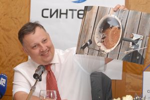 Виталий Слизень демонстрирует фотографию "антикризисного" варианта приемника спутникового сигнала, сделанного из подручных средств 