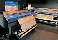 Пара Roland XC-540W и AdvancedJet AJ-740 (на заднем плане) символизирует главные направления деятельности компании