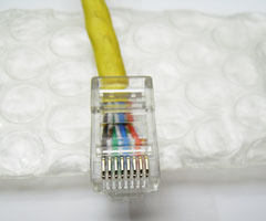 ...и уложите разъем на мягкую поверхность