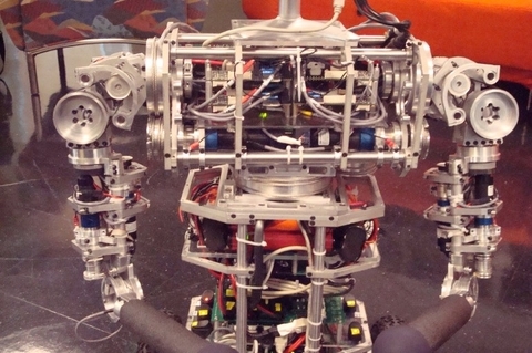 uBot-5 может подняться с пола, сохранять равновесие при движении рук и обучаться на основании взаимодействия с окружающей средой. В этом роботе установлен процессор Celeron.