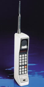 Именно компания Motorola представила в 1983 году DynaTAC 8000X — первый в мире коммерческий сотовый телефон 