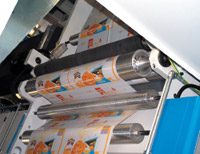 Пара прижимных валов (один приводной), устанавливаемая перед каждой печатной секцией Н‑Press, — одно из условий успешной печати на сильно тянущемся полиэтилене