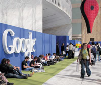 Всего на Дни разработчиков Google пришло около 5 тыс. человек, а множество других наблюдало за встречами через Сеть. Эти события ярко свидетельствуют о том, как далеко Google ушла от компании, заниaмающейся только поиском в Internet, и все активнее стремится предлагать программные решения и сервисы, конкурирующие с теми, что выпускает Microsoft