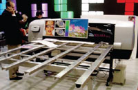 Отличительная особенность Gerber Solara UV2— широкий цветовой охват за счёт дополнительных фиолетовых и зелёных чернил 