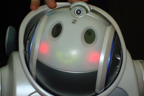 Розовощекий iRobi Q с очаровательной желтой улыбкой и горящими сердечками в глазах создан для того, чтобы люди не испытывали неудобств в 