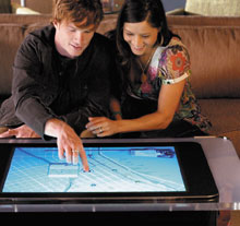 Новинка оснащена функциями автоматического обнаружения и синхронизации с беспроводными устройствами, а также средствами сенсорного управления, благодаря которым взаимодействие пользователя и компьютера осуществляется с помощью плоского экрана, встроенного в крышку стола