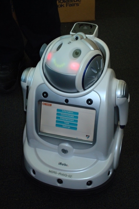 Трауэр показывает машину iRobi Q, над которой работает Yujin Robot, - своего рода ПК на колесах, поскольку это устройство оснащено процессором Intel Pentium и имеет 512 Мбайт памяти. Возможно, когда-нибудь iRobi Q станет неоценимым помощником для пожилых, что особенно важно в условиях быстрого старения населения. 