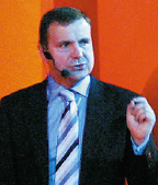 По мнению Эндрю Сазерленда,  вице-президента по технологиям Oracle в регионе EMEA, создание Oracle 11g стимулировано изменениями в характере современного бизнеса, в котором наряду с управлением материальными активами факторами успеха являются управление интеллектуальными активами, возможность принятия решений в режиме реального времени, повышение качества управления и т.д. 