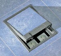 Рисунок 4. Лючок представляет собой корпус с крышкой, который укладывается вместо панели фальшпола или вставляется в имеющийся в ней вырез. С помощью специальных коробок лючок можно заливать в пол. В днище и/или боковых стенках проделаны отверстия для ввода кабеля, которые, как и крышка, снабжены уплотнителями. Для вывода соединительных шнуров и силовых кабелей на крышке предусматривается отгиб или еще одна небольшая крышка с фиксатором в открытом положении.