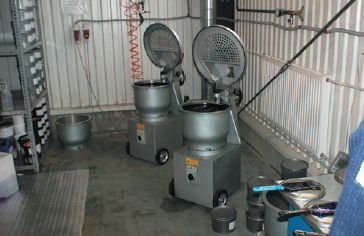 Здесь смешивают краски для листового офсета и УФ. Дозировка выполняется вручную, смешивание — не менее часа. Максимум выпуска на двух аппаратах — до 50 кг/ч или 2,4 т в месяц при односменном рабочем графике