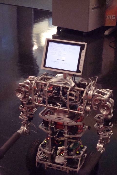 uBot-5 приспособлен для перемещения в традиционной среде человеческого жилища и со временем может быть использован для помощи престарелым. 