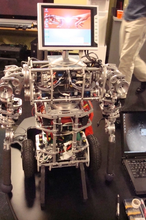 uBot-5 – динамически устойчивый робот на двух колесах, имеющий две руки и вращающийся корпус. 