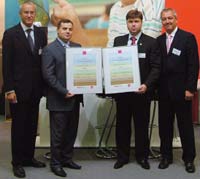 На фото: директор по продажам продукции для листового офсета в Европе Руди Айш (слева), менеджер Flint Group по экспорту расходных материалов для листового офсета Норберт Вюнш (справа), владелец ПКФ 