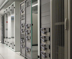 Многие компании сегодня решают задачи модернизации или создания новых центров обработки данных: им либо просто не хватает имеющегося пространства, либо оно не удовлетворяет их потребностям в новых технологиях. Закладывается первый камень в фундамент центров следующего поколения. При этом простая модернизация существующих центров не всегда позволяет задействовать все современные подходы. На фото: дата-центр международной компании Jet Multimedia, крупного оператора мобильных и Internet-сервисов