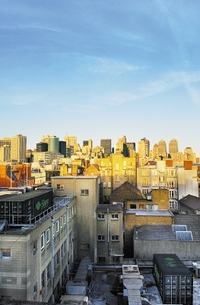 Рисунок 6. Контейнерные ЦОД можно устанавливать в складских помещениях, на крыше зданий, на нефтяных платформах и т.д.