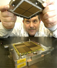 Технические специалисты IBM собирают на заводе компании многопроцессорный модуль Multi-chip Module 