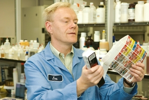 Технологический директор Color Resolutions International Джо Шинклерт проводит лабораторные исследования краски на готовой этикетке