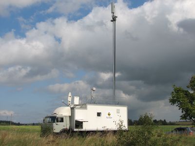 Мобильная базовая станция «Билайна» хорошо вписалась в пейзаж Бородинского поля 