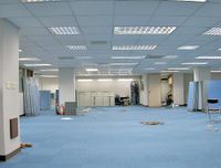 Рисунок 1. В нашей стране стало появляться больше офисных зданий с открытой архитектурой. Зонная топология повышает удобство эксплуатации СКС и ее гибкость при размещении/перемещении рабочих мест, однако из-за дополнительных элементов (зонные коробки, дополнительные соединения, фальшпол, подвесной потолок) стоимость решения увеличивается.