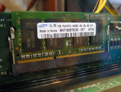 Компания Samsung в ходе IDF показала опытные образцы DDR3 SO-DIMM; с помощью специального адаптера ноутбучные модули устанавливались в слоты для настольных DIMM на материнской плате на базе чипсета Bearlake