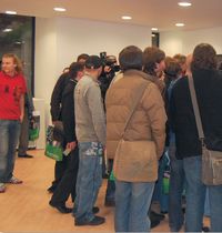 «МегаФон»: полночь, но покупатели самоотверженно пришли за первыми iPhone 3G