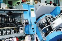 Новые, лояльные правила почтовой службы США могут привести к более активному использованию самоклеющихся этикеток на бандеролях. Sample Gluer 423 от Muller Martini (на фото) предлагает специальный набор для приклеивания с регулируемым бункером, который работает с различными размерами листочков; во время сшивания внакидку они подаются с помощью специальных сепараторных дисков 