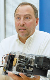 Кевин Кеттлер: «Лет пять-шесть назад мы начали задумываться, к чему может привести гонка тактовых частот. Если бы она и дальше продолжалась теми же темпами, то сейчас или чуть позже мы бы имели процессоры с такой же плотностью тепловыделения, как на поверхности Солнца». (В руках у директора по технологиям Dell – система водяного охлаждения H2C, разработанная в корпорации и предлагаемая в качестве опции для настольных ПК серии XPS)