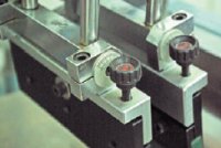 Угол наклона ракеля и форракеля в станках Winon регулируется вручную с помощью круговых шкал 