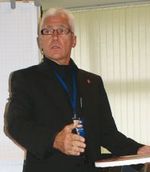 Веенстра продемонстрировал один из образцов: печать в край на предмете овальной формы толщиной 5 см возможна лишь на немногих УФ-принтерах. Справа — другие образцы работ, включая объект стерео-варио 