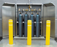 Рисунок 1. Топливный элемент вырабатывает электрический ток благодаря контролируемой электрохимической реакции между ионами водорода (протонами) и кислородом (здесь — в баллонах).