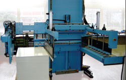 Операторам резальной системы Schneider перемещать и разгружать тяжёлые стопы помогает разгрузчик Senator BLS-2005