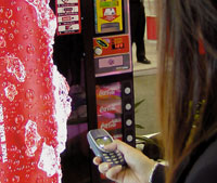 Здесь за баночку кока-колы можно заплатить посредством мобильного телефона