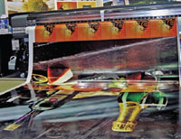 HP Designjet 10000s на низкосольвентных чернилах оснащён современной системой управления носителями, обеспечивает двухстороннюю и двухрулонную печать 