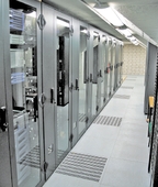 Рисуонк 3. Два дополнительных охлаждающих шкафа, располагающиеся между рядами шкафов, при необходимости подают холодный воздух к отверстиям в полу.