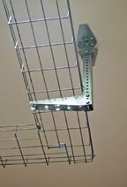 Рисунок 3. Проволочные лотки «Остек» производятся из проволоки методом контактной сварки и позволяют быстро конфигурировать кабельные трассы. Для монтажа используется минимум аксессуаров,  а  лотки соединяются с помощью безвинтовых соединителей. Подгонка осуществляется на месте: лоток подрезается кусачками в определенных местах  и фиксируется универсальным винтовым крепежом. Открытая проволочная структура лотка обеспечивает лучшее охлаждение высоконагруженных кабелей, удобство их периодического осмотра, легкость укладки и крепления кабеля с помощью стяжек.