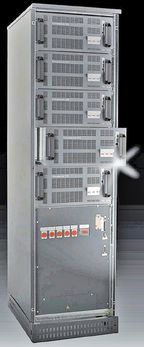 Рисунок 1. Модульная система ИБП ConceptPower DPA USV, выпускаемая компанией Newave, не имеет трансформатора, а выполнять расширение и заменять модули можно без прерывания ее работы. Замена неисправного модуля занимает всего несколько минут. 