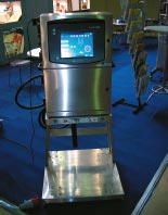 Стенд Domino. Система автоматической промывки в печатающей головке позволяет запустить Domino A200+ в работу после длительного перерыва