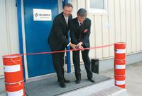 Президент Siegwerk Герберт Форкер и генеральный директор российского представительства Андрей Ионов разрезают ленточку перед входом на московскую площадку