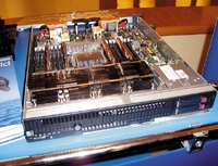 Серверов на базе Xeon 7400 на рынке представлено уже довольно много, но в основном это модели в стоечном исполнении. Лишь немногие из производителей могут предложить заказчикам лезвийный сервер, в конфигурацию которого входит четыре шестиядерных процессора. Один из таких серверов — HP ProLiant 680c G5