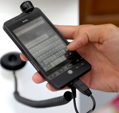 Сенсорный экран HTC Hero рассчитан на управление пальцами 