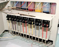 В момент открытия кожуха HP Scitex TJ8300 принтер немедленно окружала толпа любопытствующих — мало кто мог избежать соблазна попробовать пересчитать все 150 печатающих головок. Справа— витрина с образцами печати на планшетном FB6700 