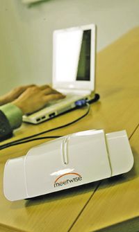 Рисунок 2. Устройство Meetwise Reporter представляет собой удлинитель для KVM по IP со службой Web и посредником данных. Его применение существенно упрощает совместное использование документов во время телеконференций.