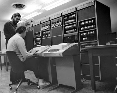 Кен Томпсон и Дэннис Ричи переносят Unix на PDP-11, самый популярный миникомпьютер 70-х 