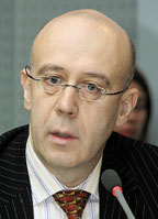 Марк Твердынин считает, что в России общественное и государственное партнерство в вопросе безопасности Internet находится пока в начальном состоянии, почти нет государственных образовательных программ и подготовленных учителей