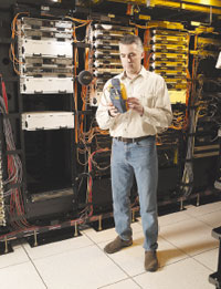 Рисунок 2. Рефлектометр, подключенный к имеющемуся прибору для сертификации медного кабеля, позволяет сделать переход на тестирование оптических кабелей быстрым, легким и выгодным.