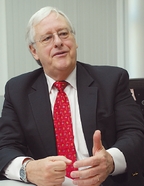 Эдвард Йордон — известный эксперт в области методологий программной инженерии и управления проектами, работающий в компьютерной индустрии более сорока лет. Автор почти трех десятков книг по программированию и управлению проектами разработки, переведенных на множество языков, в том числе русский, в 1997 году Йордан был официально объявлен членом Зала компьютерной славы, а в 1999-м — включен в десятку самых влиятельных людей в области разработки программного обеспечения. 