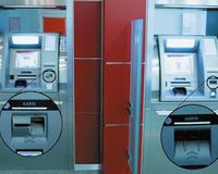 Оборудование для скимминга может быть очень компактным и очень совершенным. Соответственно и обнаружить его тоже весьма непросто. На фото в левый банкомат вставлено постороннее устройство; именно так выглядит скиммер