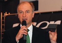 Эймар де Ленкесан демонстрирует первые смартфоны  Acer российским журналистам